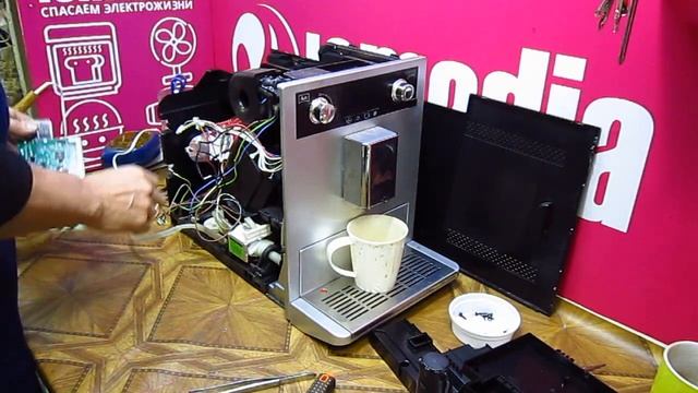 Был хлопок, а после кофемашина Melitta не включается. Ремонт силовой платы и замена помпы. смотреть онлайн
