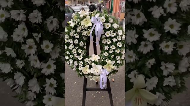 Траурный евро венок из белых лилий и хризантем на треноге с доставкой в Ростове на Дону. смотреть онлайн