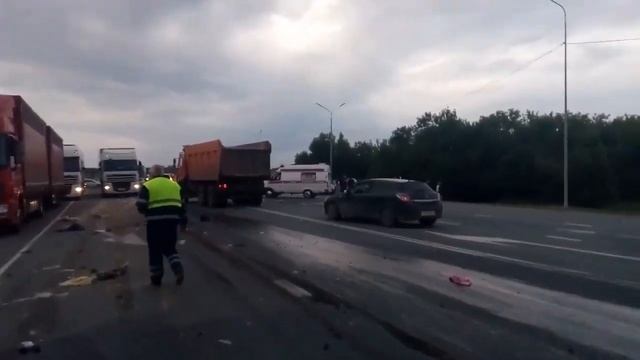 Столкновение битумовоза и легковушки смотреть онлайн