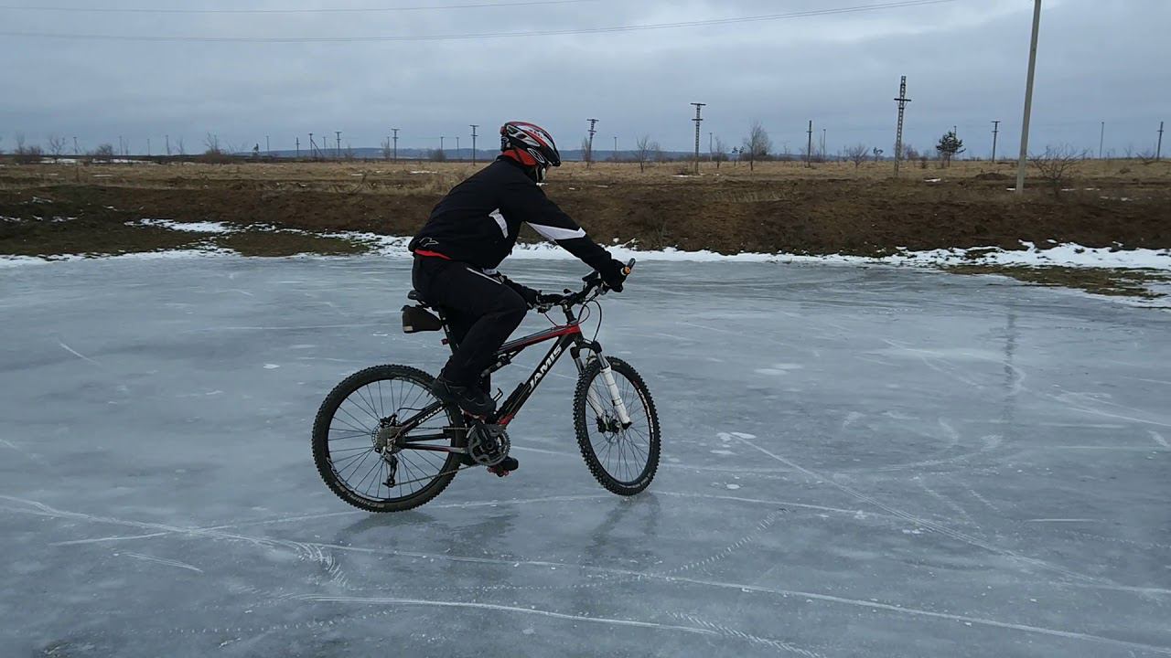06.01.2017 по льду на велосипеде