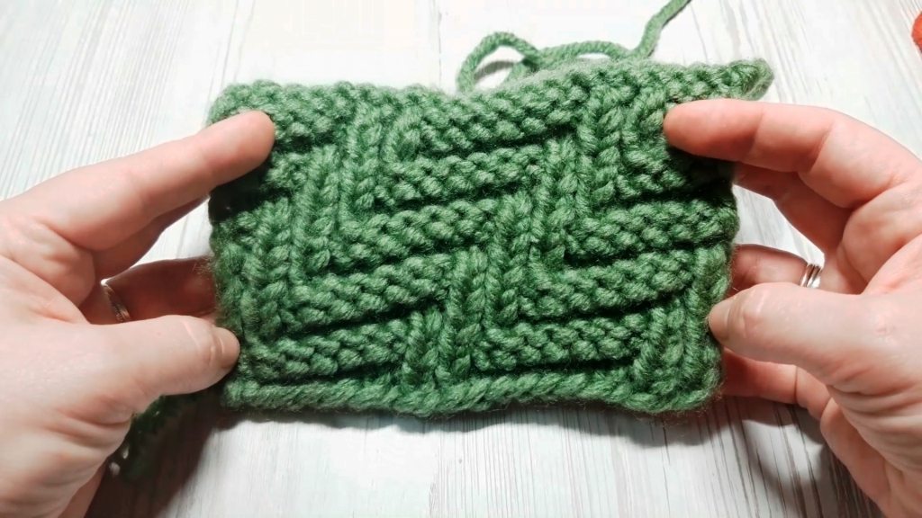 Двухсторонний узор зигзаг спицами, лицевыми и изнаночными петлями. смотреть онлайн