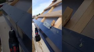 Как смонтировать металлочерепицу ровно по карнизному свесу