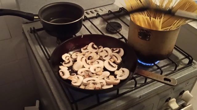 Шампиньоны в сливочном соусе смотреть онлайн