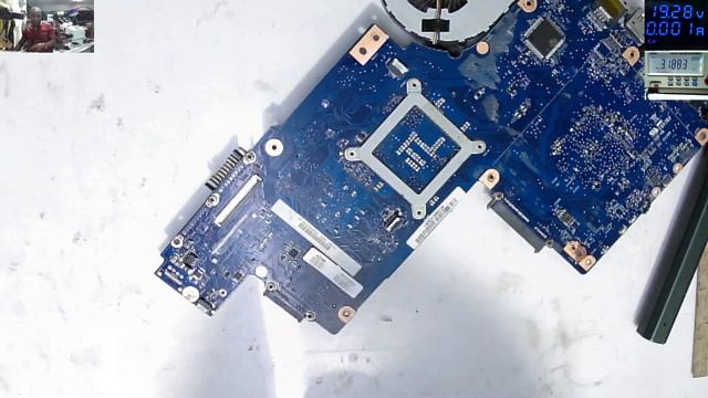 Toshiba Satellite C850-F12S Showing Charging Sign But Battery Stuck at 0% ,,Motherboard Repair! смотреть онлайн