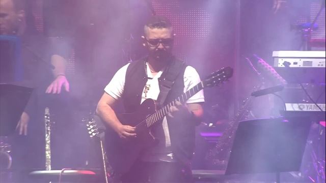 אייל גולן וניקוס ורטיס "כשאת איתו" מתוך ההופעה החיה פעם בחיים смотреть онлайн