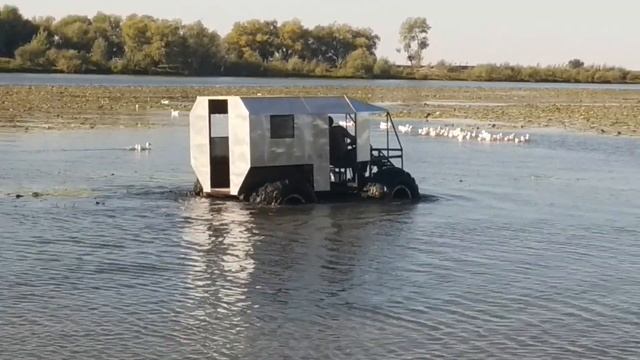 ВЕЗДЕХОД плывёт по воде смотреть онлайн