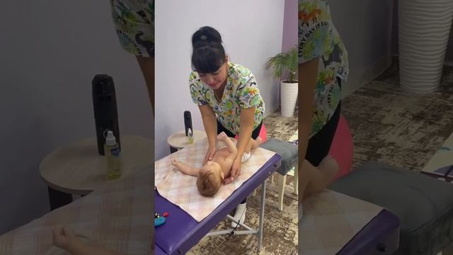 Как перевернуть малыша с живота на спину смотреть онлайн