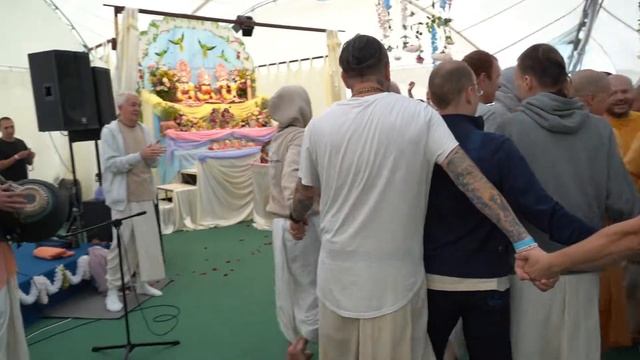 Арати утренней службы на фестивале Бхакти-Раса 2022 смотреть онлайн