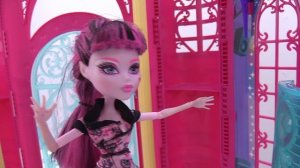 Монстр Хай -  Куклы празднуют Хэллоуин - Видео для девочек