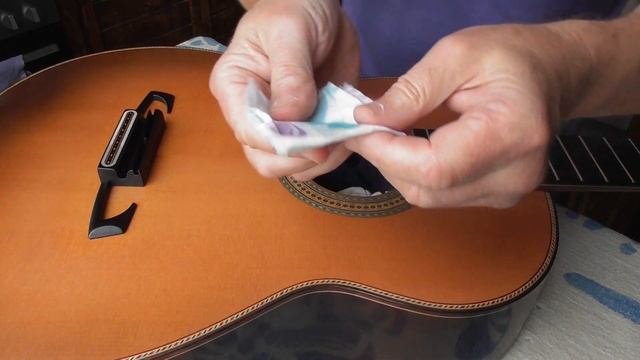 Убирание рисок по лаку гитары разравнивающей жидкостью(видео №1042). смотреть онлайн