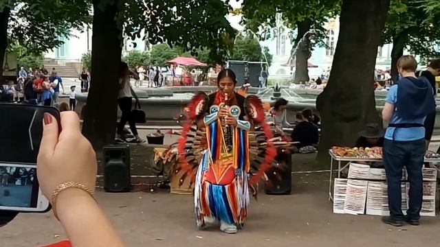 Индеец играет этническую музыку на улицах Петербурга