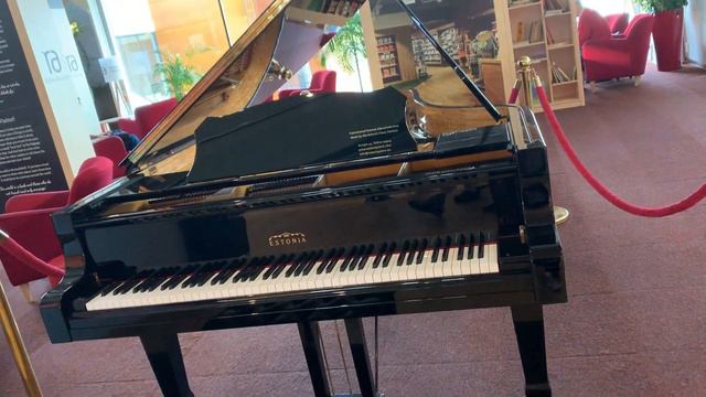 #viralvideo | self-playing piano @TallinnAirport | Estonia смотреть онлайн