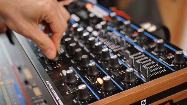 Warm pad sound with Novation Peak (no talking) смотреть онлайн