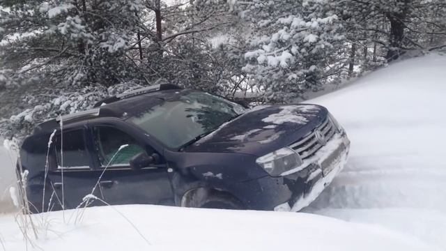 Renault Duster и VW Touareg по снежным горкам. смотреть онлайн