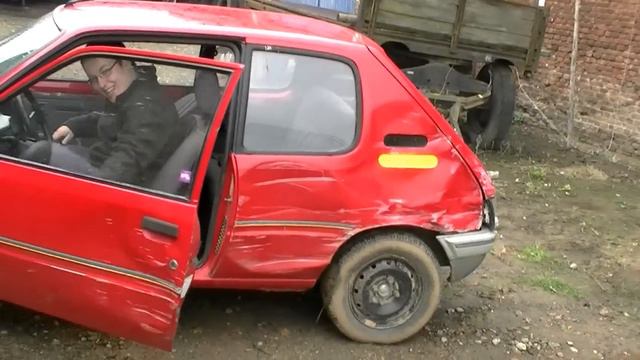 Peugeot 205 startup after field racing it last week. смотреть онлайн