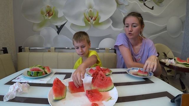 МУКБАНГ ПЕРВЫЙ АРБУЗ | MUKBANG WATERMELON. Russian Food | #watermelon #арбуз #StepFamily #mukbang