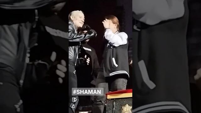 Концерт в Брянске. Ярослав прекрасно контактирует с залом. #SHAMAN смотреть онлайн