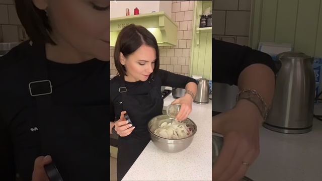 Вкуснейшая баранина с луком в собственном соку? смотреть онлайн