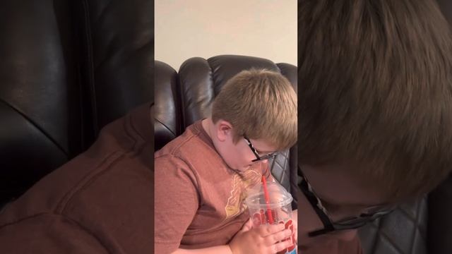 Big Blue Big Gulp Rasberry Slurpie…thumbs down. Yuck смотреть онлайн