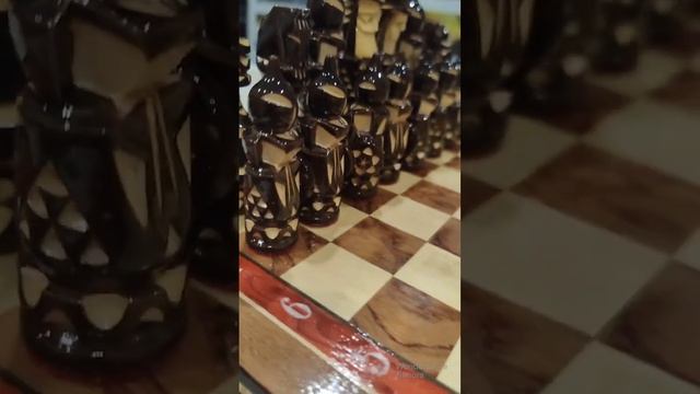 Шахматы резные ларец Лихие Герб Светлый Орех 25*25*10 смотреть онлайн