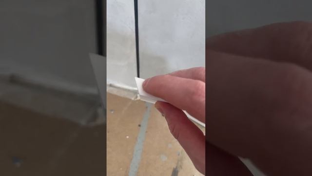 Примыкание плинтуса к двери скрытого монтажа