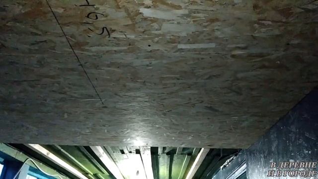 ПЕРВЫЕ ОКНА УСТАНОВЛЕНЫ / НАЧАЛИ ОБШИВАТЬ ПОТОЛОК / ПРОЛОЖИЛИ ТРУБЫ ДЛЯ СЛИВА ВОДЫ. Живём на даче. смотреть онлайн