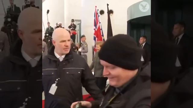 Меркель не встретила Мэй у ковровой дорожки смотреть онлайн