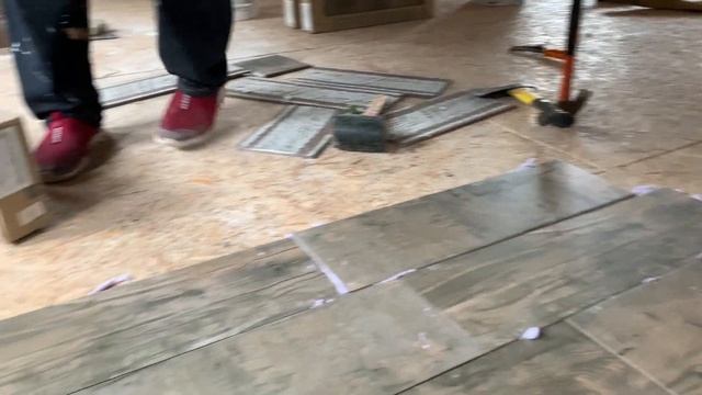 Укладываем плитку с помощью клей-пены | Невероятно быстро смотреть онлайн