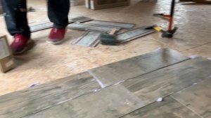 Укладываем плитку с помощью клей-пены | Невероятно быстро