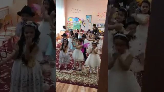 Танец 8 марта Арина смотреть онлайн