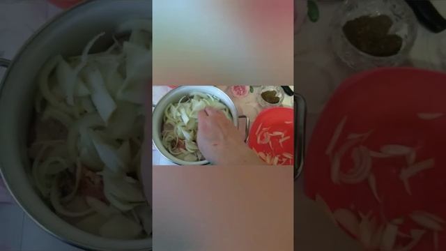 Курица в луковом соусе смотреть онлайн