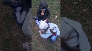 дети ломают телефон.