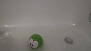 Ам ням купается