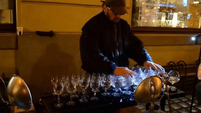 Гениальный музыкант на улице в Праге смотреть онлайн