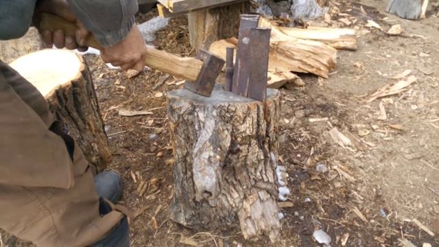 колка дубового валежника клиньями из рессоры от авто. самоделки. смотреть онлайн