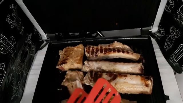 Жарим ребрышки и куриные крылья на электрогриле REDMOND. смотреть онлайн