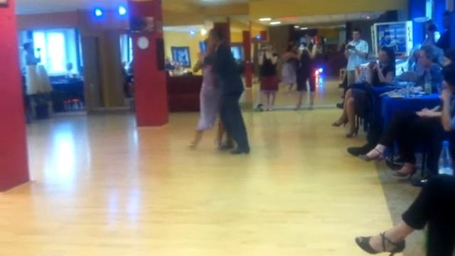 Paloma y Maximiliano - Milonga Sentimental (Francisco Canaro) - April 2012 смотреть онлайн