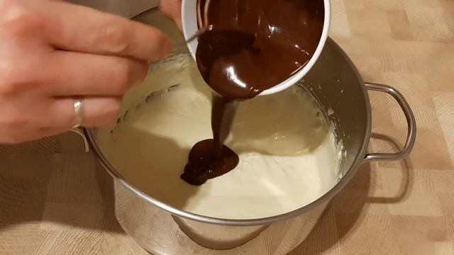 Он ТОПОВЫЙ! Шоколадный Бисквитный РУЛЕТ к чаю на Скорую руку. НЕЖНЫЙ Бисквит с ШОКОЛАДНЫМ Кремом смотреть онлайн