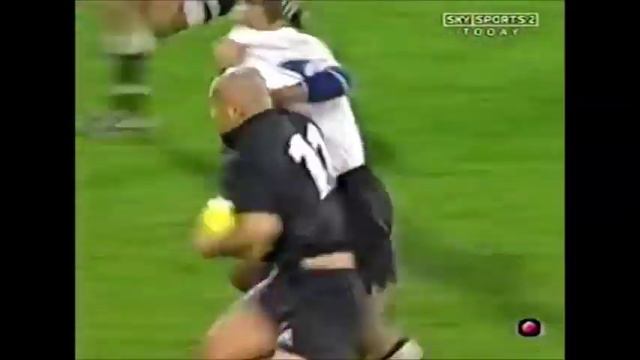 Jonah Lomu vicious hand off and deft offload creates Christian Cullen try смотреть онлайн