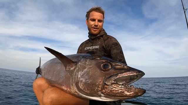 DAY 6 AT SEA: Spearfishing Huge Tuna For Hungry Crew смотреть онлайн