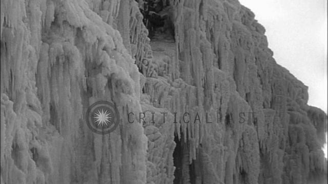 Fog rises over frozen Niagara falls and trees in New York, United States HD Stock Footage смотреть онлайн