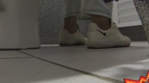 Случайно обосрали ноги в общественном туалете