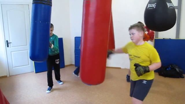 Школа бокса и кикбоксинга Андрея Рябченка (отработка ударов на мешке (вертушке) - дети) смотреть онлайн