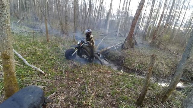 ВосходМакакаИж и Тула, пробираемся через болото и ручьи, выбираемся из леса. смотреть онлайн