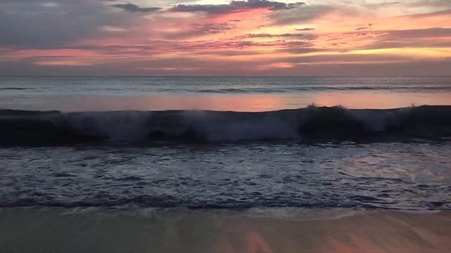Закат и шум волн Андаманского моря Бенгальского залива Индийского океана. Пхукет. смотреть онлайн