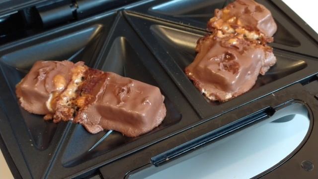 Что Если Сникерс против Вафельница?? Эксперимент