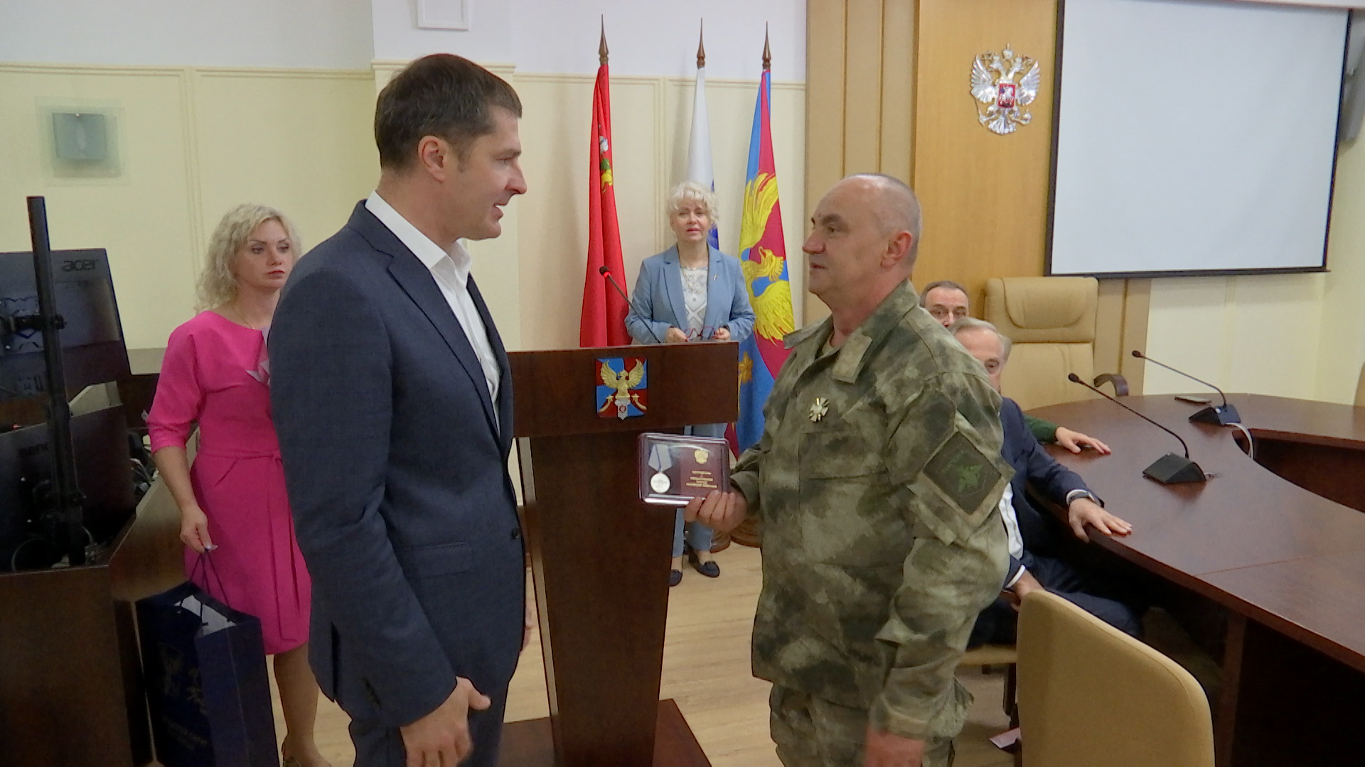 Участнику СВО вручили медаль «За Отвагу» смотреть онлайн