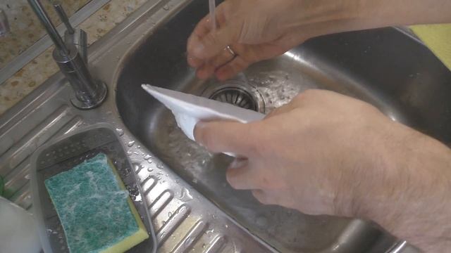 Удаляем въевшийся жир с тарелок... химия вонючая - но шуманит в 2 раза вонючее :-) смотреть онлайн