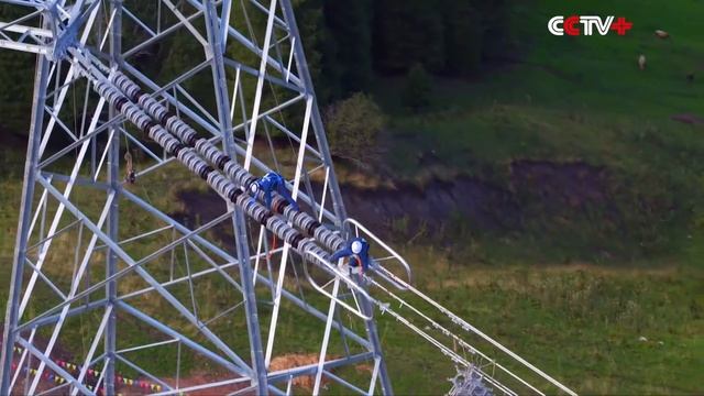 Construction of Power Transmission Line in Xinjiang Continues Despite Difficulties смотреть онлайн