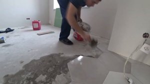 Локальный ремонт пола. Выравнивание основания плиточным клеем